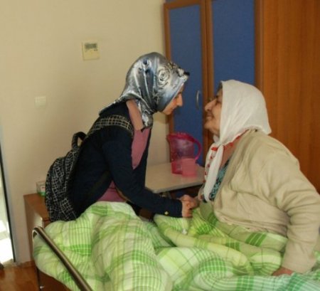 Gençlik Merkezi üyeleri huzurevini ziyaret etti