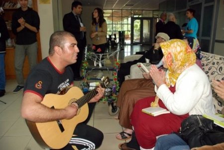 Gençlik Merkezi üyeleri huzurevini ziyaret etti