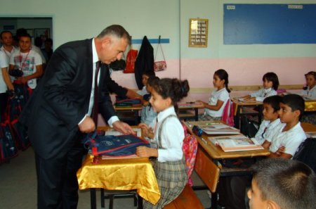 Gençlik Merkezi üyelerinden ihtiyaç sahibi öğrencilere kırtasiye yardımı