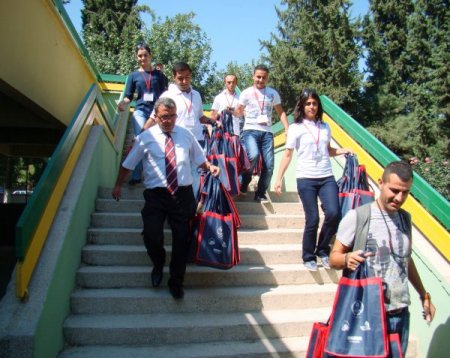 Gençlik Merkezi üyelerinden ihtiyaç sahibi öğrencilere kırtasiye yardımı