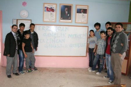 Gençlik Merkezi Üyesi Gençler, Köy Okulunda Tadilat Yaptı