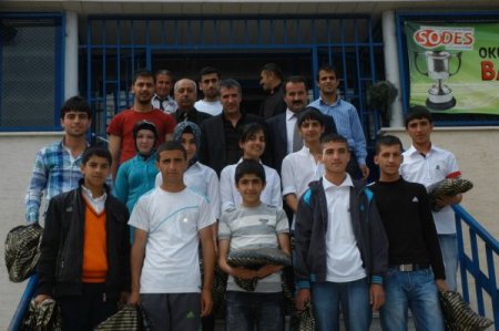 Gençlik Spor İl Müdürlüğü'nden Başarılı Folklorculara Eşofman Takımı