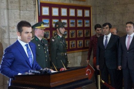 Gençlik ve Spor Bakanı Kılıç, Atatürk mozolesine çelenk koydu