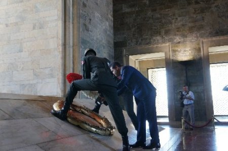 Gençlik ve Spor Bakanı Kılıç, Atatürk mozolesine çelenk koydu