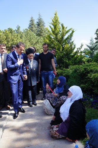 Gençlik ve Spor Bakanı Kılıç, gençler için dua istedi