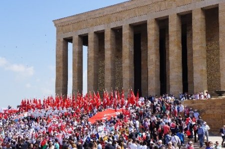 Gençlik ve Spor Bakanı Kılıç, gençler için dua istedi