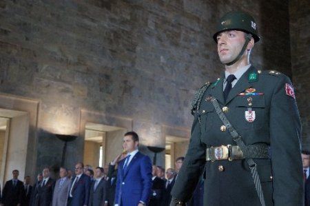 Gençlik ve Spor Bakanı Kılıç, gençler için dua istedi