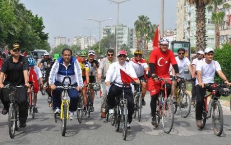 Gençlik yürüyüşünde Vali ve Milletvekili bisiklete bindi