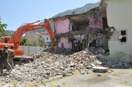 Genelev Binasını Yıkan Kepçenin Operatörlüğünü Belediye Başkanı Yaptı