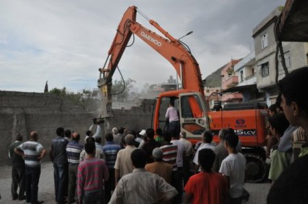 Genelev Binasını Yıkan Kepçenin Operatörlüğünü Belediye Başkanı Yaptı