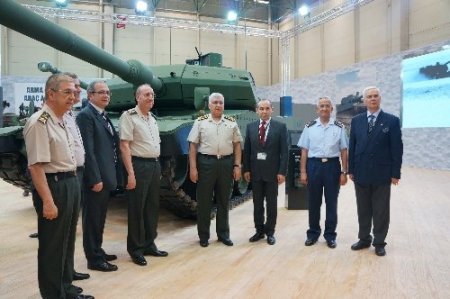 Genelkurmay Başkanı Özel, savunma sanayi fuarını gezdi