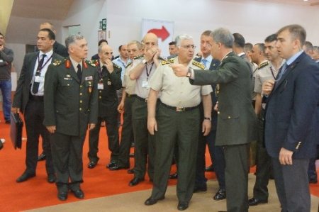 Genelkurmay Başkanı Özel, savunma sanayi fuarını gezdi