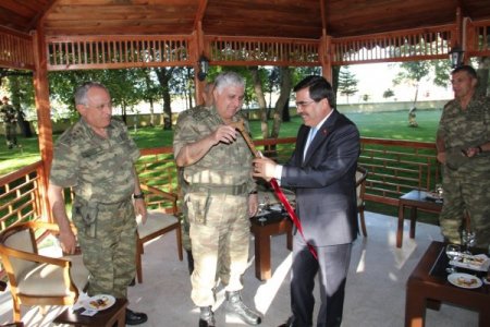 Genelkurmay Başkanı Özel’e Ahlat Bastonu Hediye Edildi