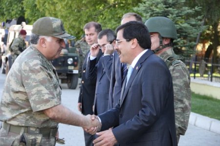 Genelkurmay Başkanı Özel’e Ahlat Bastonu Hediye Edildi