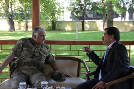 Genelkurmay Başkanı Özel’e Ahlat Bastonu Hediye Edildi