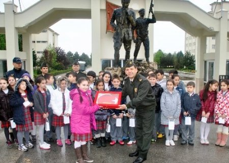 Genelkurmay Başkanı Özel'i ziyaret etmek isteyen öğrenciler kışlada ağırlandı