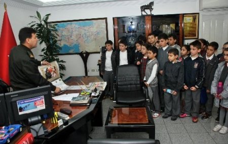 Genelkurmay Başkanı Özel'i ziyaret etmek isteyen öğrenciler kışlada ağırlandı