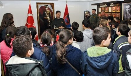 Genelkurmay Başkanı Özel'i ziyaret etmek isteyen öğrenciler kışlada ağırlandı