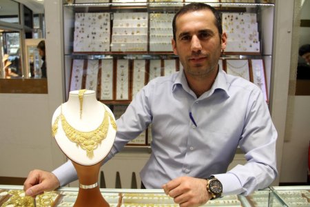 Gerçek kolyeyi sahtesiyle değiştiremeyen hırsız dayağı yedi kaçtı