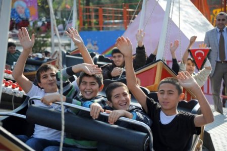 Gerginlik yaşanan mahallelerin çocukları lunaparkta eğlendi