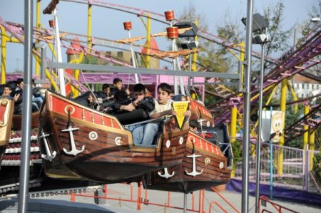 Gerginlik yaşanan mahallelerin çocukları lunaparkta eğlendi