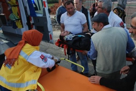 Geri manevra yapan panelvanın çarptığı engelli yaralandı