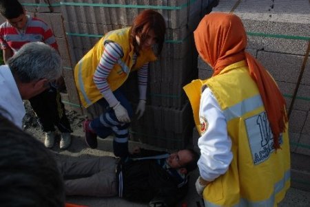 Geri manevra yapan panelvanın çarptığı engelli yaralandı