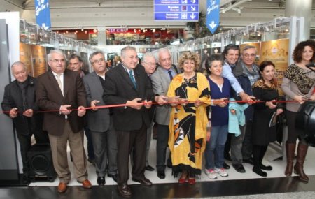 Gezginlerin fotoğrafları, havalimanını renklendirdi
