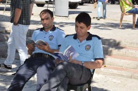 'Gezi' nöbetindeki polise kitap terapisi