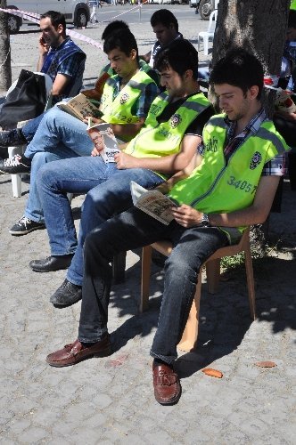 'Gezi' nöbetindeki polise kitap terapisi