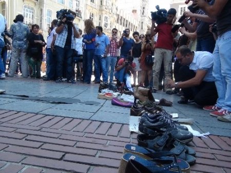 Gezi Parkı için ayakkabı çıkardılar