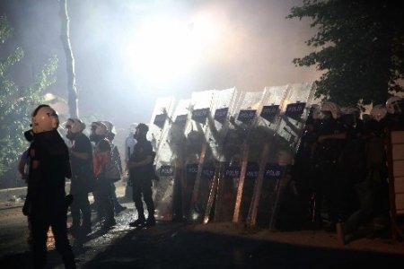 Gezi Parkı'ndaki nöbete gazlı müdahale
