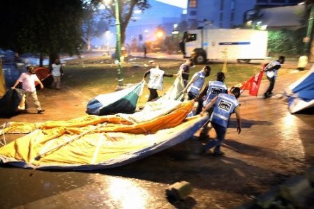 Gezi Parkı'ndaki nöbete gazlı müdahale