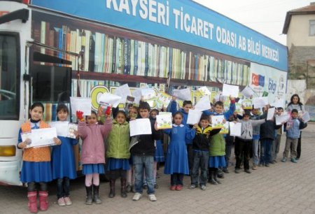 Gezici Kütüphane Öğrencileri Kitapla Buluşturdu