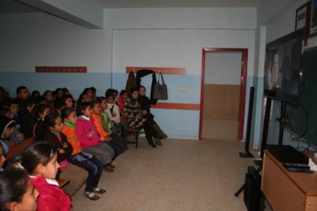 Gezici sinema köylü çocuklara sinema keyfi yaşatıyor