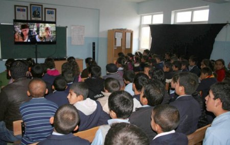 Gezici sinema köylü çocuklara sinema keyfi yaşatıyor