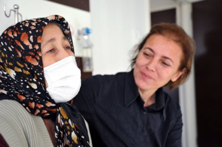 'Gezmeye gidiyoruz' diye hastaneye götürdüğü annesine böbreğini verdi