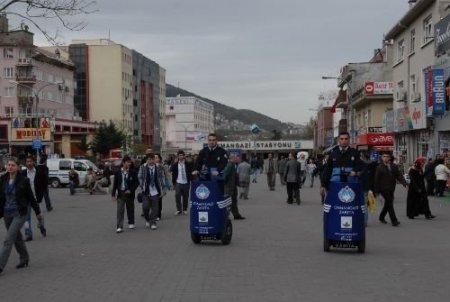 Gingerli Zabıtalar Seyyar Satıcılara Göz Açtırmıyor