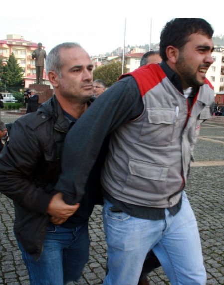 Giresun Hükümet Konağı önünde çöp arbedesi