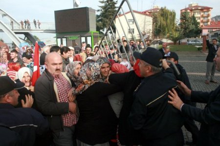 Giresun Hükümet Konağı önünde çöp arbedesi