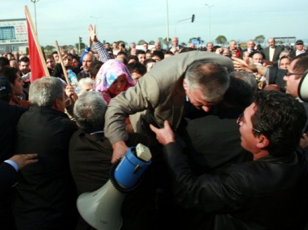 Giresun Hükümet Konağı önünde çöp arbedesi