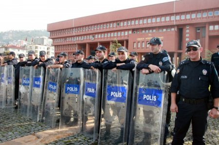Giresun Hükümet Konağı önünde çöp arbedesi