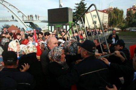 Giresun Hükümet Konağı önünde çöp arbedesi