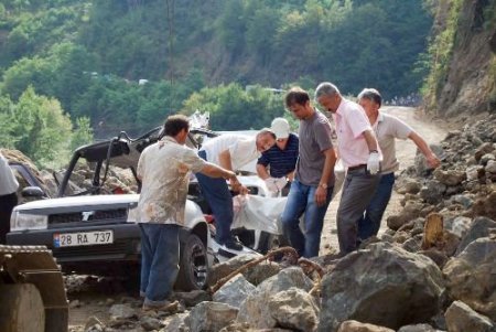 Giresun'da Heyelan Altında Kalan Araçta 1 Kişi Öldü, 5 Kişi Yaralandı
