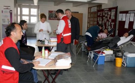 Giresun'da Memurlar Kızılay'a Kan Bağışında Bulundu