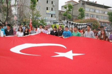 Giresun'da 'teröre Lanet Şehitlere Saygı Yürüyüşü'