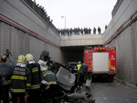 Gizli Buzlanma Kazaya Neden Oldu, Kamyonun Altında Kalan Sürücü Öldü