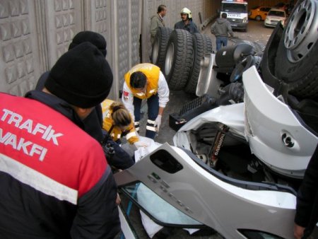 Gizli Buzlanma Kazaya Neden Oldu, Kamyonun Altında Kalan Sürücü Öldü