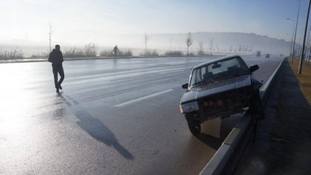 Gizli buzlanma zincirleme kazaya neden oldu: 3 yaralı