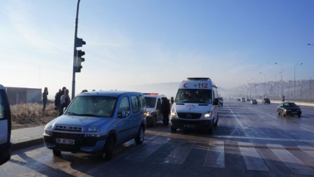 Gizli buzlanma zincirleme kazaya neden oldu: 3 yaralı